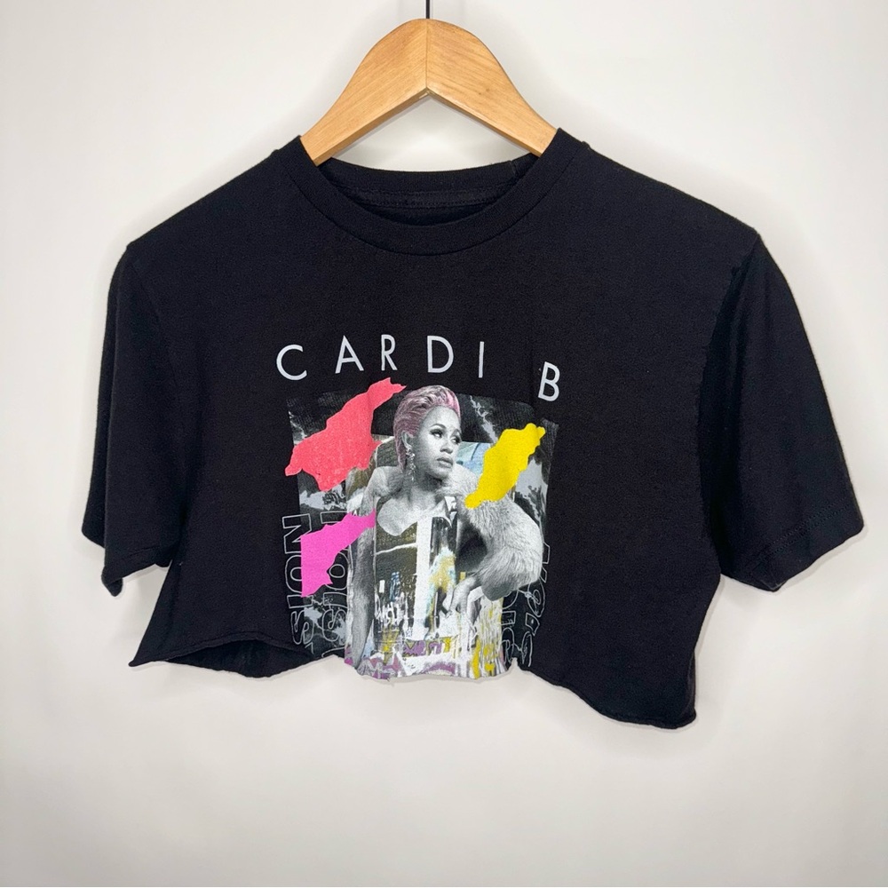 CARDI B CROP TOP GRAPHIC TEE MEDIUM BLACK COLORFUL